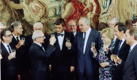 Bonn, 7. September 1987: Erich Honecker (3. v. l.), DDR, stößt a...