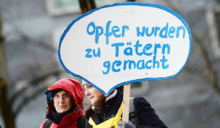 Vor dem Münchner Gerichtsgebäude im Januar 2015: Protestaktion d...