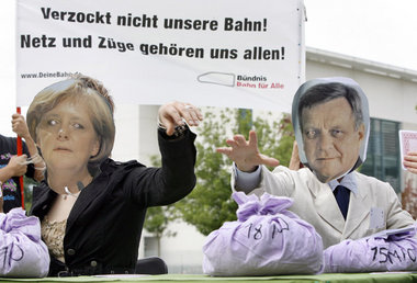 Das Bündnis »Bahn für alle« protestierte am Dienstag vor dem Bun...