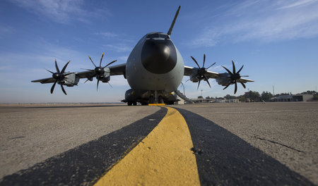 Explosive Fracht im Gepäck: Transportflugzeug A400M des Bundeswe...