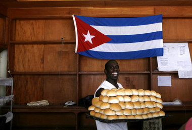Unter kubanischer Flagge: Ein Arbeiter in einer staatlichen Bäck