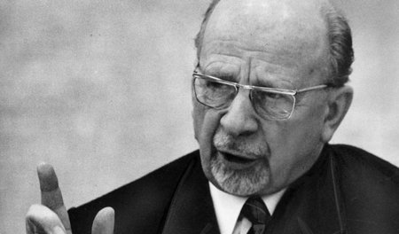Politische Antipoden: Konrad Adenauer (l., 1876–1967) und Walter... Politische Antipoden: Konrad Adenauer (l., 1876–1967) und Walter...