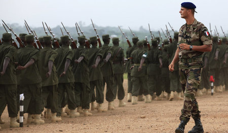 Ein französischer Offizier bildet in Uganda eine somalische Kamp... Ein französischer Offizier bildet in Uganda eine somalische Kamp...