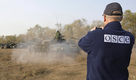 OSZE-Beobachter überwachen den Abzug schwerer Waffen der »Volksr...