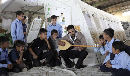 Syrische Flüchtlingskinder beim Musikunterricht in einem Flüchtl... Syrische Flüchtlingskinder beim Musikunterricht in einem Flüchtl...
