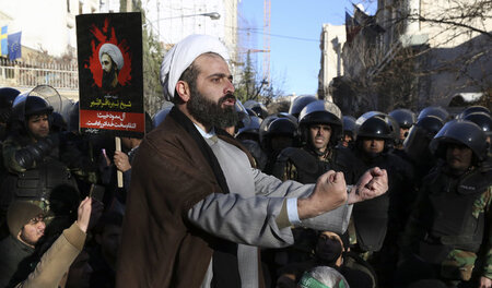 Protest vor der saudischen Botschaft in Teheran am Sonntag nach ...