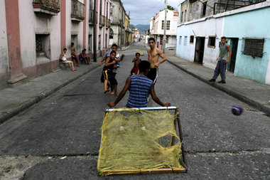 Knapp daneben ist auch vorbei: Straßenfußball in Santiago de Cub...