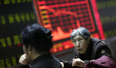 Kursrutsch und verordneter Handelsstopp: Börsenhändler in Peking...