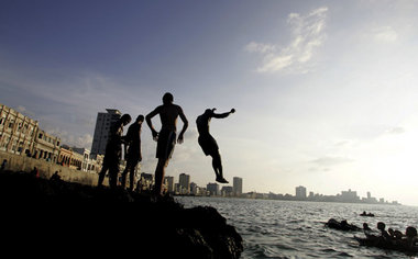 Sprung ins kühle Naß: junge Männer am Malecón im Juli 2005