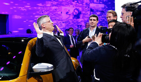 Defensive: Michael Horn, Chef von VW America, mit Medienleuten i...