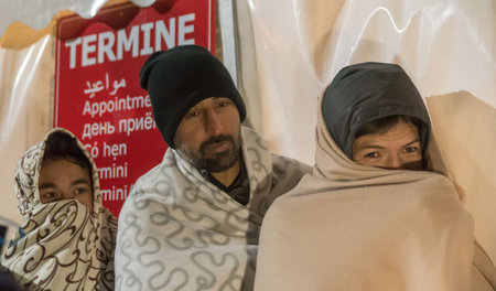 Personalmangel? Vor dem Berliner Landesamt für Gesundheit und So...