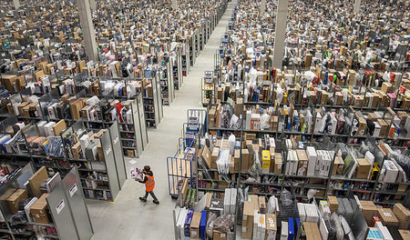 Fragile Infrastruktur: Lagerhalle im Amazon-Logistikzentrum Pfor... Fragile Infrastruktur: Lagerhalle im Amazon-Logistikzentrum Pfor...