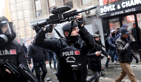 Türkische »Aufstandsbekämpfungspolizei« geht in Istanbul mit Gum...