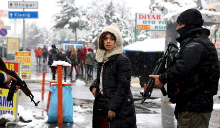 Belagerungszustand, Panzerpatrouillen, Razzien. Ankara hat in de...