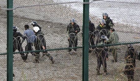 Marokkanische Grenzpolizisten führen am Montag einen Mann ab, de... Marokkanische Grenzpolizisten führen am Montag einen Mann ab, de...