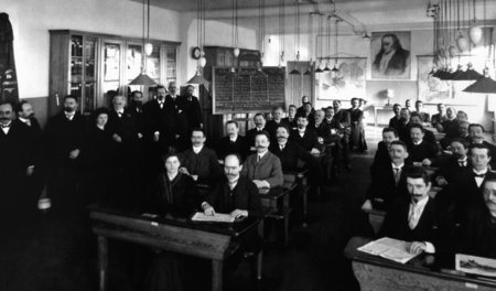 SPD-Parteischulung 1907: Rosa Luxemburg ist die vierte von links