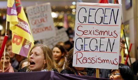 Gegen Sexismus und Rassismus: Demonstration rund um den Kölner H...