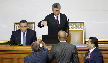 Diskussionen zwischen Parlamentspräsident Henry Ramos Allup und ... Diskussionen zwischen Parlamentspräsident Henry Ramos Allup und ...