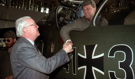 Propagandafoto für eine kriegerische BRD: Der damalige Kriegsmin...