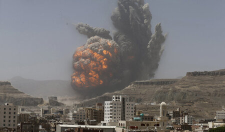 Sanaa unter Bombardement: Luftangriff auf ein Munitionsdepot nah...