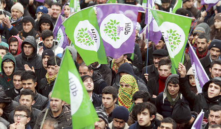 Protest gegen Ausgangssperre: Anhänger der HDP demonstrieren in ...