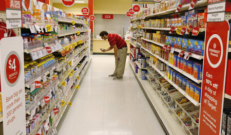 Pharma-Abteilung eines Target Store in Los Angeles: riesige Ausw...