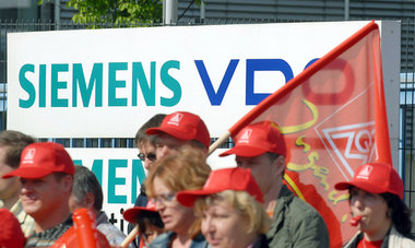 Bald wieder vor dem Tor? VDO-Arbeiter im Warnstreik während der ...