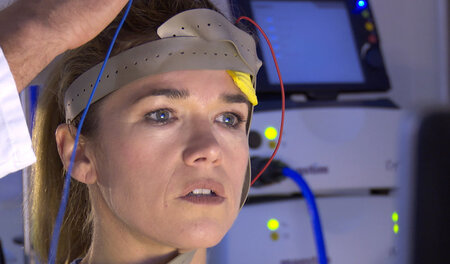 Mit Strom im Kopf schneller rechnen? Anke Engelke in »Fast perfe...