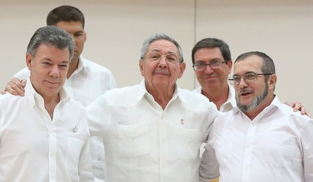 Bild der Einigkeit: Raúl Castro, Juan Manual Santos und FARC-Ver...