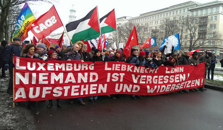 »Nach Klarheit und Tatkraft strebend«: Demonstrationszug im Gede...