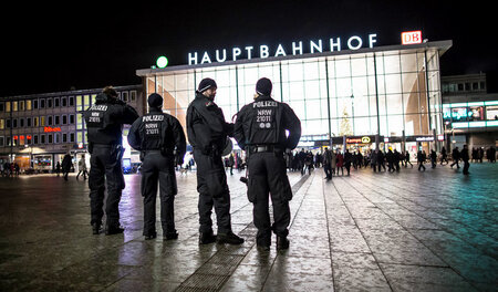 Polizisten stehen am 10. Januar 2016 vor dem Kölner Hauptbahnhof Polizisten stehen am 10. Januar 2016 vor dem Kölner Hauptbahnhof