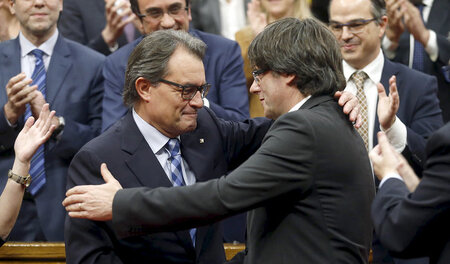 Der ehemalige Regionalpräsident Artur Mas gratuliert seinem Nach... Der ehemalige Regionalpräsident Artur Mas gratuliert seinem Nach...