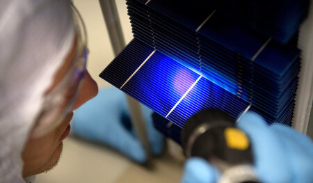 Forscher im Fraunhofer-Institut Freiburg. Photovoltaik gilt als ... Forscher im Fraunhofer-Institut Freiburg. Photovoltaik gilt als ...