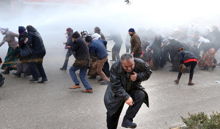 Tränengas und Wasserwerfer: Die Polizei geht am Montag brutal ge...