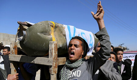 Demonstranten präsentieren am Sonntag in Sanaa die Hülle einer m... Demonstranten präsentieren am Sonntag in Sanaa die Hülle einer m...