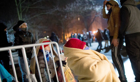 Flüchtlinge warten am 04.01.2016 in Berlin bei frostigen Tempera... Flüchtlinge warten am 04.01.2016 in Berlin bei frostigen Tempera...