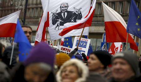 Strippenzieher Jaroslaw Kaczynski: Demonstration von Regierungsg... Strippenzieher Jaroslaw Kaczynski: Demonstration von Regierungsg...