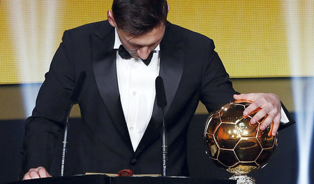 Der Anzug ist von Armani: Lionel Messi am Montag in Zürich