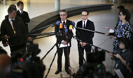 Bundesinnenminister Thomas de Maiziere (CDU,l) und Justizministe... Bundesinnenminister Thomas de Maiziere (CDU,l) und Justizministe...
