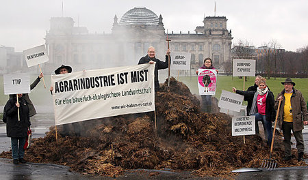 Aktivisten des Demobündnisses machten am Dienstag vor dem Bundes...