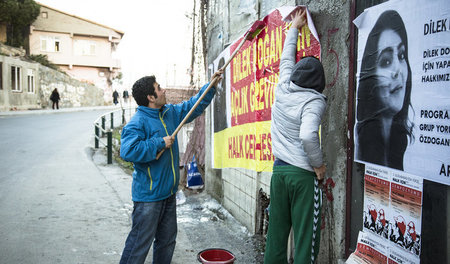 Im Istanbuler Viertel Kücük Armutlu überall präsent: Plakate eri...