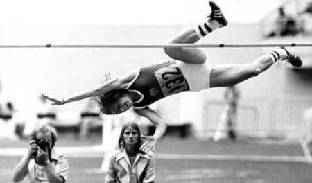 Hochspringerin Rosemarie Ackermann bei ihrem Olympischen Rekord ...