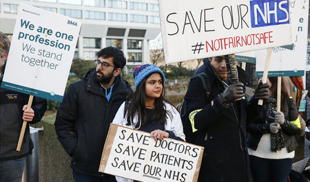 »Rettet Ärzte, rettet Patienten, rettet das NHS«: Streikposten v...