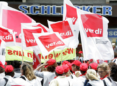 Streikende Verkäuferinnen am Freitag vor einer Schlecker-Filiale...