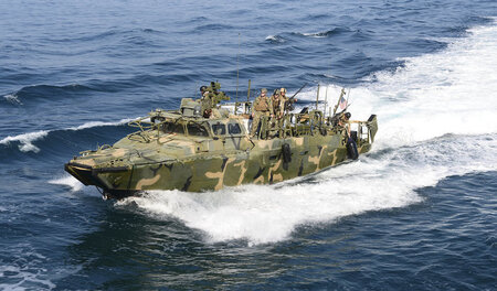 Hier noch legal unterwegs: Ein Patroullienboot der US-Marine im ...