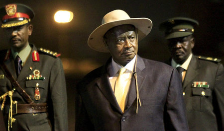 Um wiedergewählt zu werden, lässt Ugandas Präsident Museveni aus...