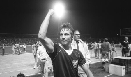 Wow! Dynamo-Stürmer Andreas Thom am 6.9.1988 im Jahn-Sportpark, ...