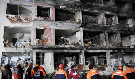 Rettungseinsatz nach dem Bombenanschlag auf das Polizeihauptquar...