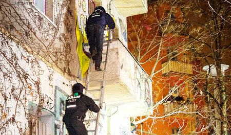 In Bayern heißt es »fensterln«, in Berlin »Hausbegehung«: Polizi...