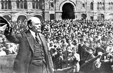 Lenin hält auf dem Roten Platz vor Truppen der allgemeinen milit...
